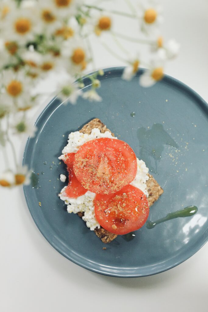 cottage cheese on cracker with tomato_cottage cheese lunch recipes