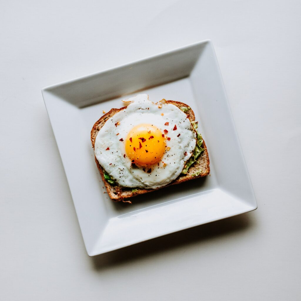 Avo toast with fried egg_ Pasture raised eggs vs organic